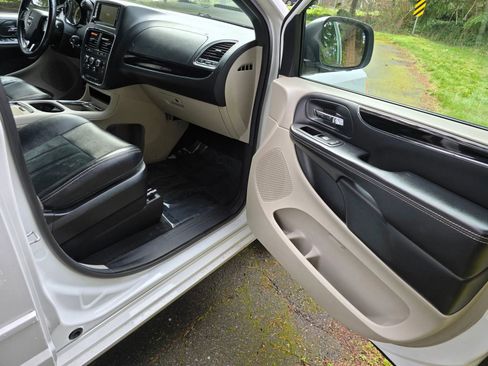 Used 2017 Dodge Grand Caravan SXT image 12