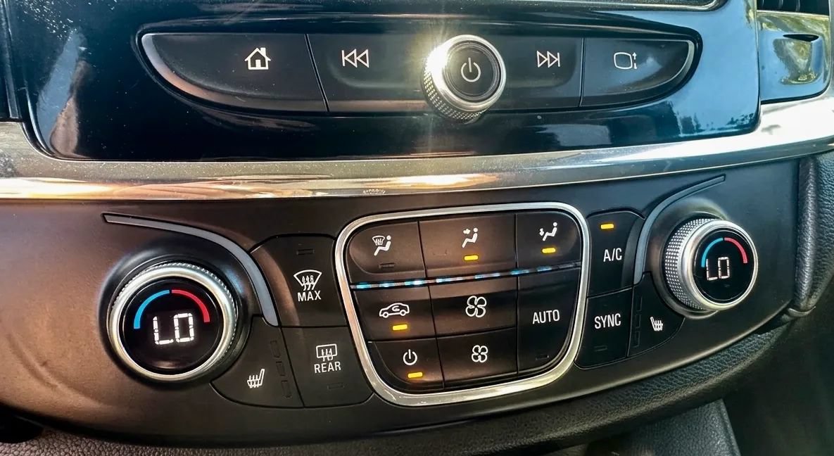 Used 2018 Chevrolet Traverse LT FWD image 17