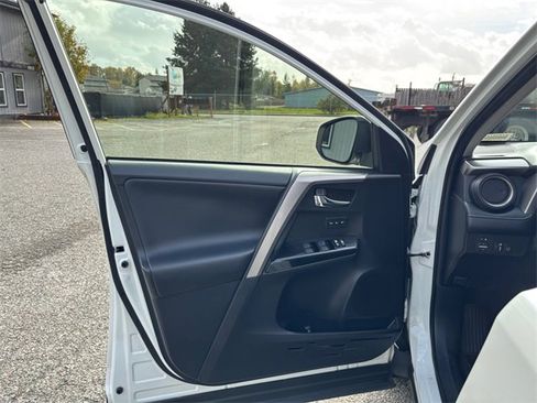 Used 2018 Toyota RAV4 Limited image 16