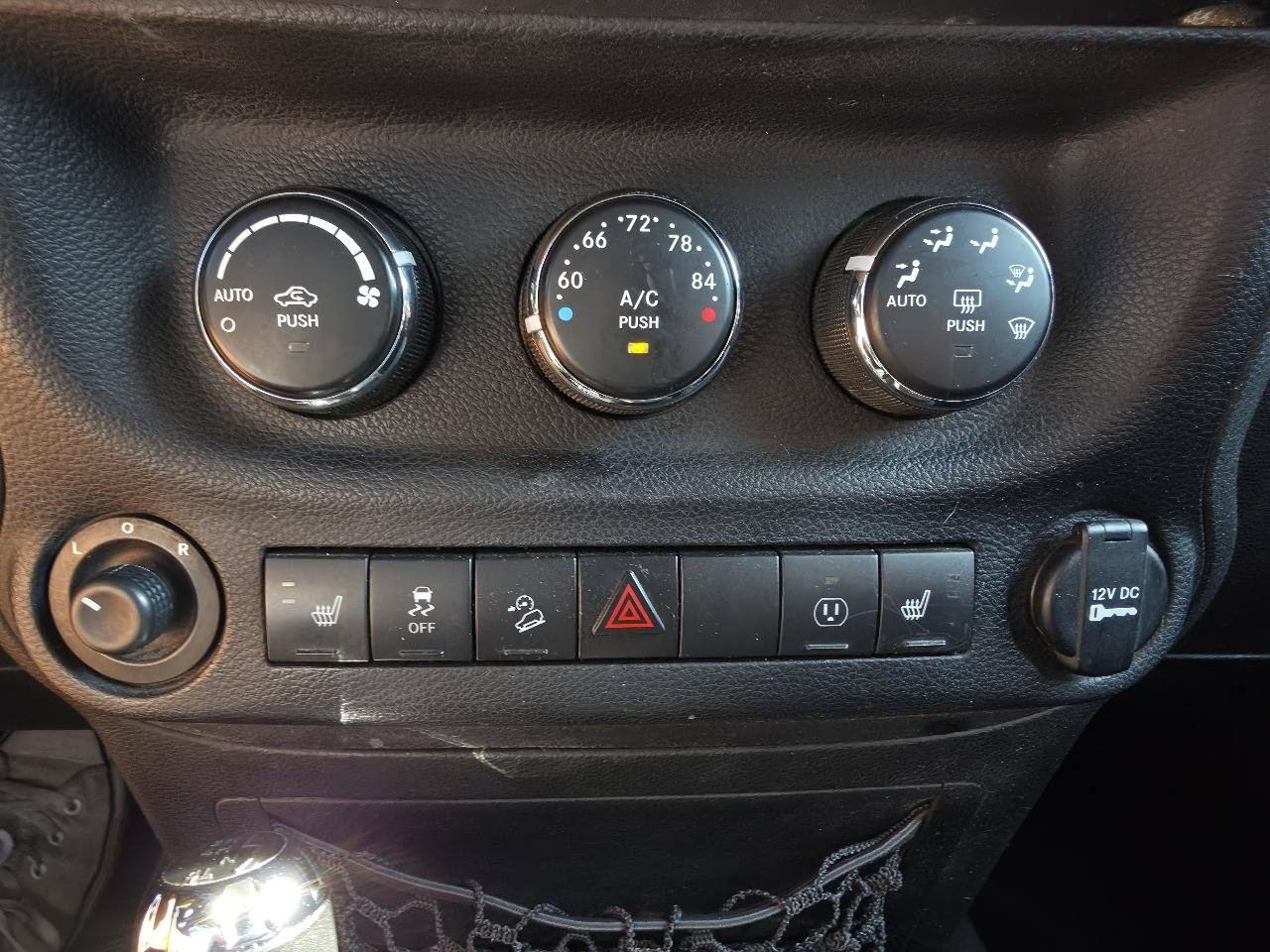 Used 2014 Jeep Wrangler Unlimited Sahara w/ Connectivity Group AWD/4WD image 29