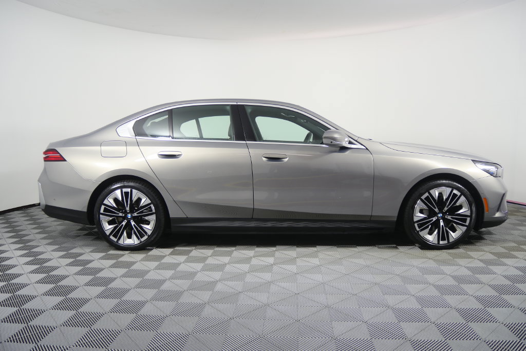 Certified 2026 BMW i5 eDrive40 AWD/4WD image 3
