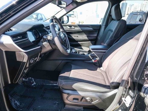 Used 2024 Jeep Grand Cherokee Laredo RWD image 20