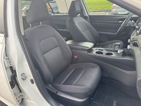 Used 2025 Nissan Altima 2.5 SV FWD image 18