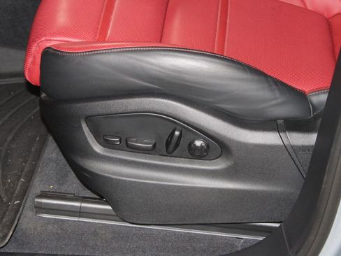 Used 2024 Porsche Cayenne AWD/4WD image 19
