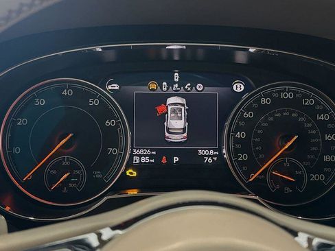 Used 2018 Bentley Bentayga image 23