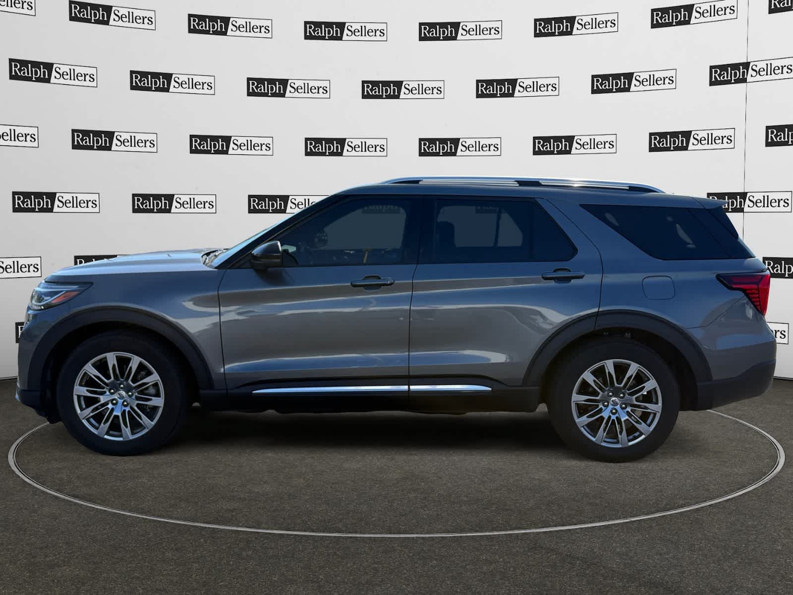 Used 2025 Ford Explorer Platinum RWD image 3
