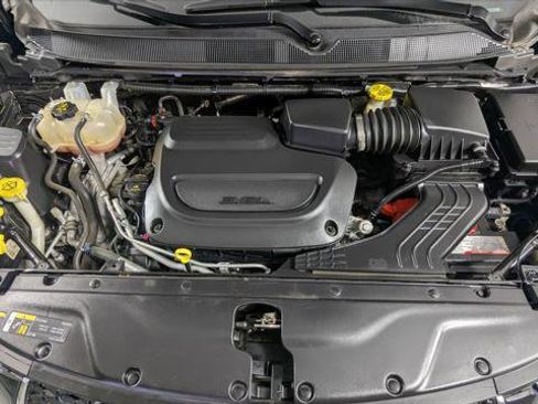 Used 2023 Chrysler Pacifica Touring-L image 31