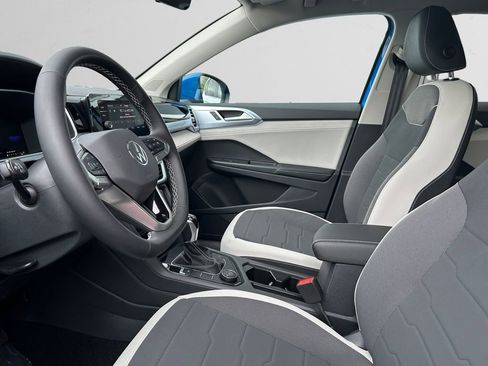 New 2025 Volkswagen Taos SE image 9