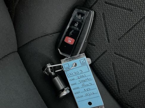 Used 2021 Toyota RAV4 XLE w/ Convenience Package FWD image 36