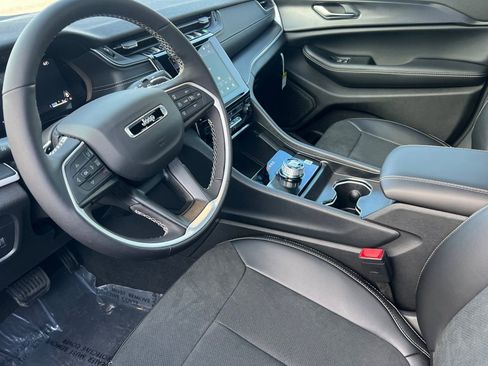 New 2025 Jeep Grand Cherokee Altitude image 8