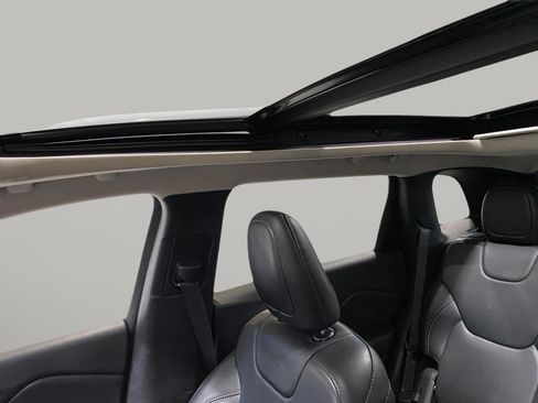 Used 2017 Jeep Cherokee Limited image 16