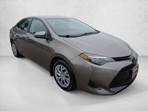 Used 2018 Toyota Corolla LE FWD image 3