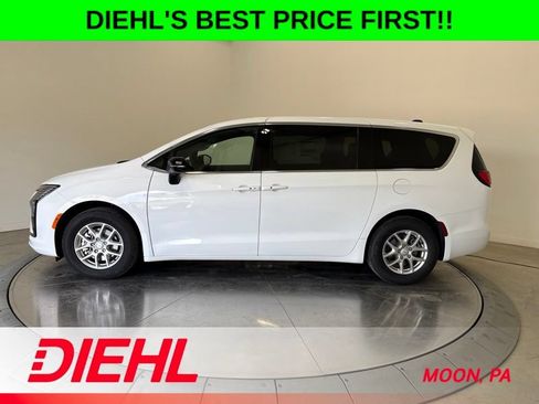 New 2027 Chrysler Pacifica Select FWD image 4