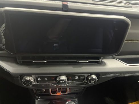 New 2025 Jeep Gladiator Sport image 13