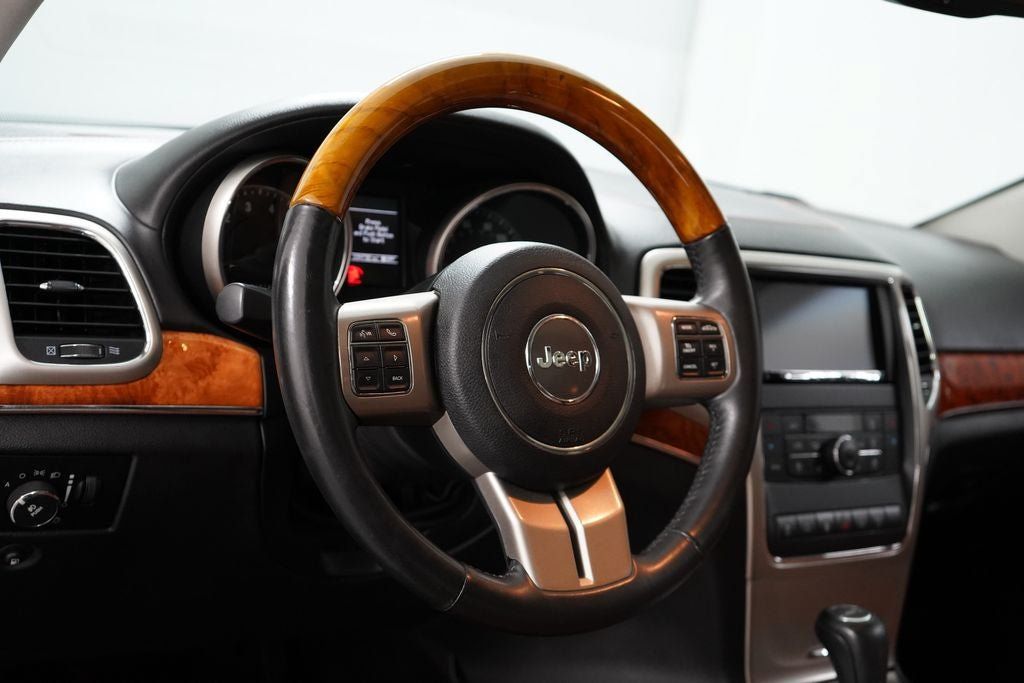 Used 2013 Jeep Grand Cherokee Overland w/ Advance Technology Group AWD/4WD image 13