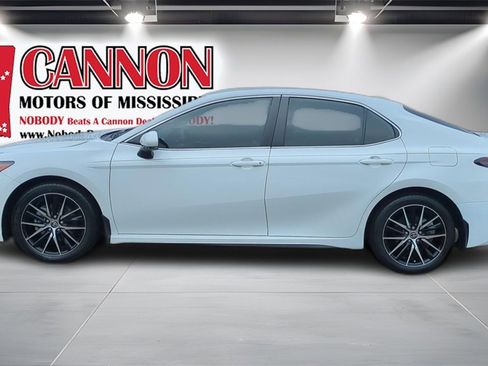 Used 2024 Toyota Camry SE image 8