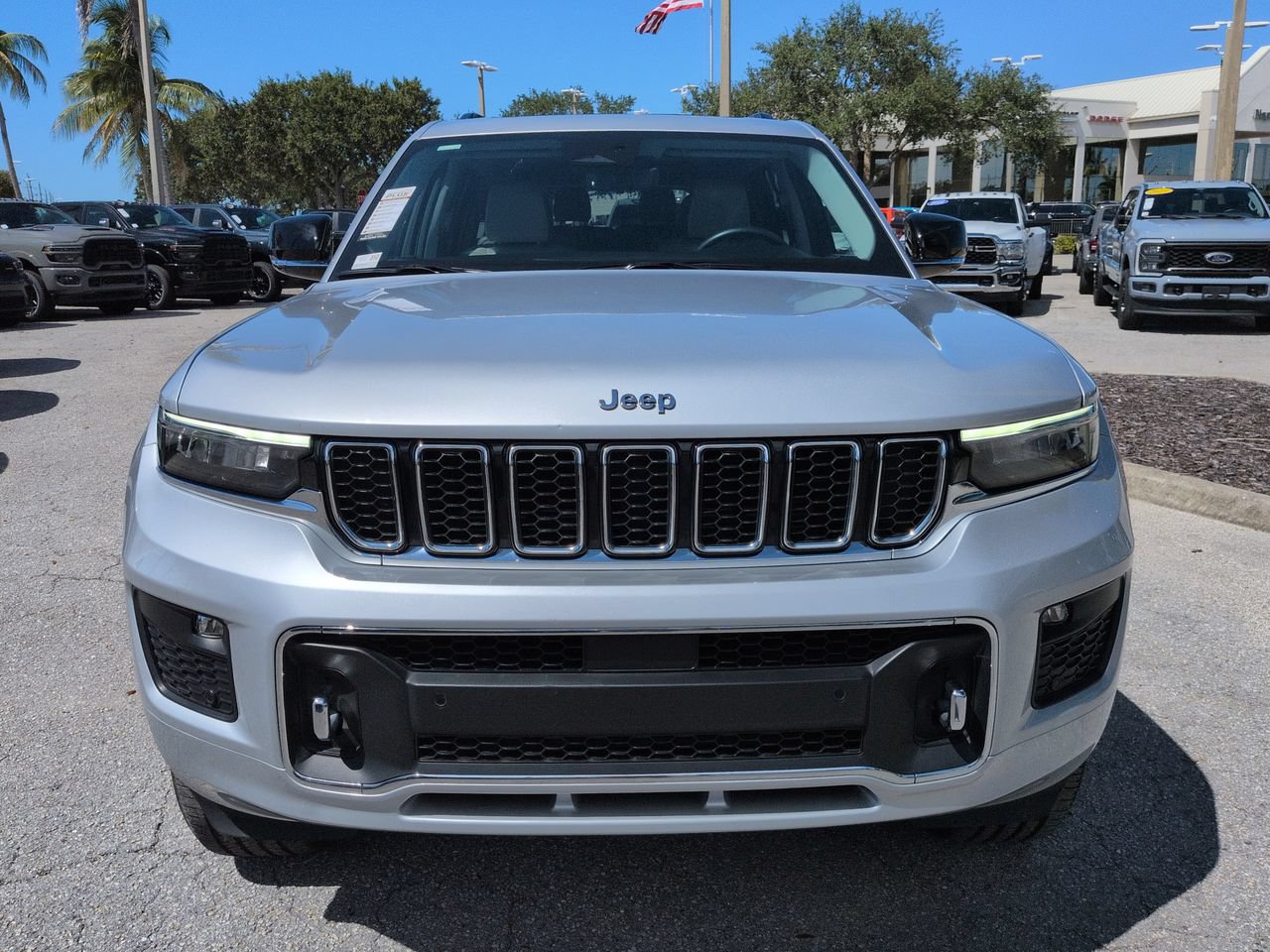 Used 2022 Jeep Grand Cherokee L Overland w/ Luxury Tech Group IV AWD/4WD image 3