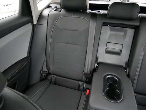 Used 2024 Volkswagen Taos SE w/ Panoramic Sunroof Package image 12