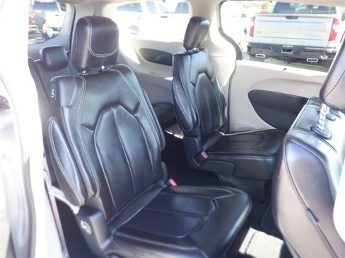 Used 2023 Chrysler Pacifica Touring-L image 5