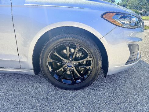 Used 2019 Ford Fusion SE FWD image 15