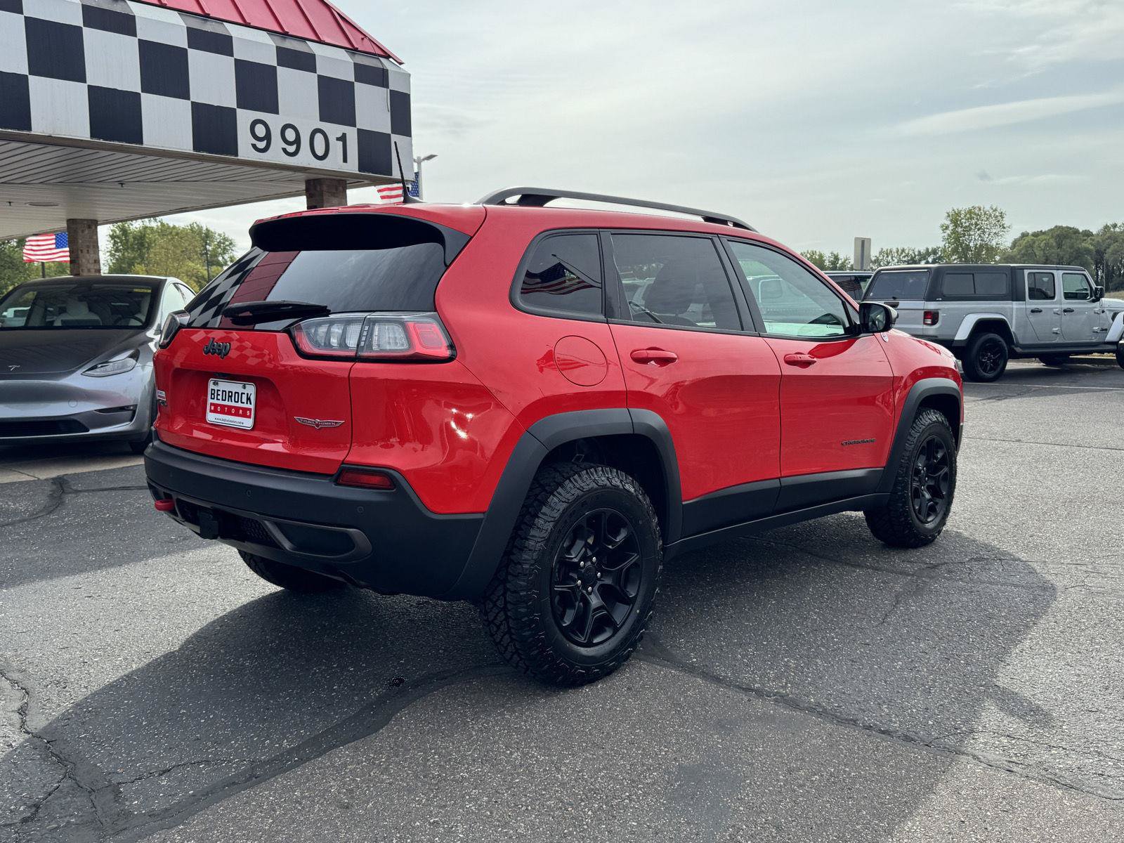 Used 2019 Jeep Cherokee Trailhawk w/ Cold Weather Group AWD/4WD image 8