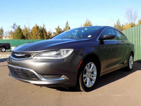 Used 2015 Chrysler 200 Limited w/ Convenience Group image 3