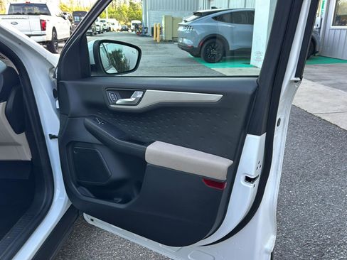 Used 2020 Ford Escape SE image 12