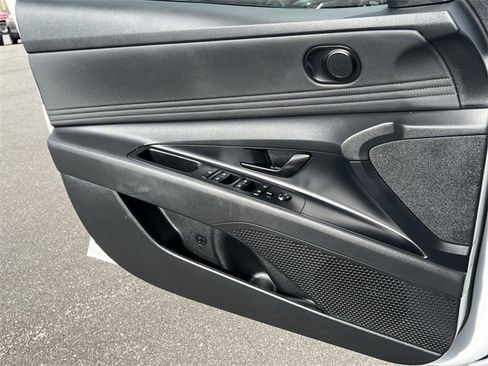 Certified 2025 Hyundai Elantra SEL image 25