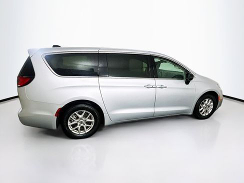 Used 2024 Chrysler Pacifica Touring-L image 10
