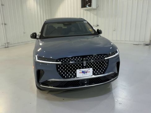 Used 2025 Lincoln Nautilus Premier AWD/4WD image 4