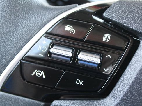 Used 2025 Kia Niro LX image 25