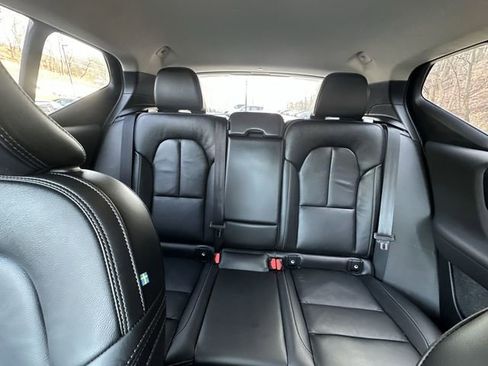 Used 2023 Volvo XC40 B5 Core w/ Convenience Package image 28