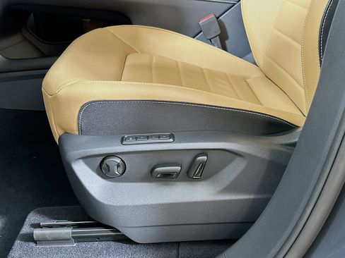 Used 2025 Volkswagen Atlas Cross Sport SEL R-Line image 19