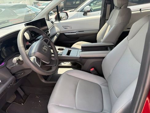 Used 2025 Toyota Sienna XLE FWD image 2