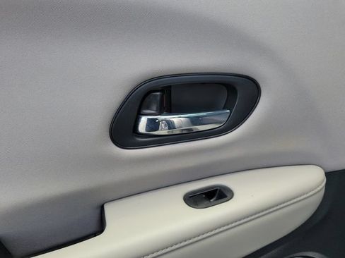Used 2018 Honda HR-V LX image 13