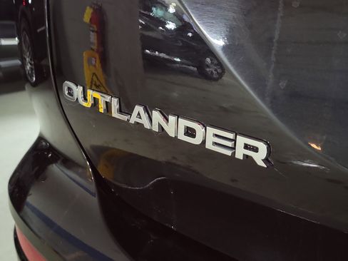 Used 2025 Mitsubishi Outlander SE image 8