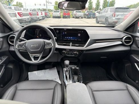 Used 2025 Chevrolet Trax ACTIV w/ Sunroof Package FWD image 17