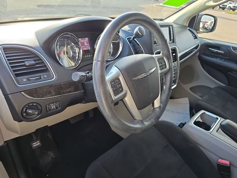Used 2013 Chrysler Town & Country Touring image 19