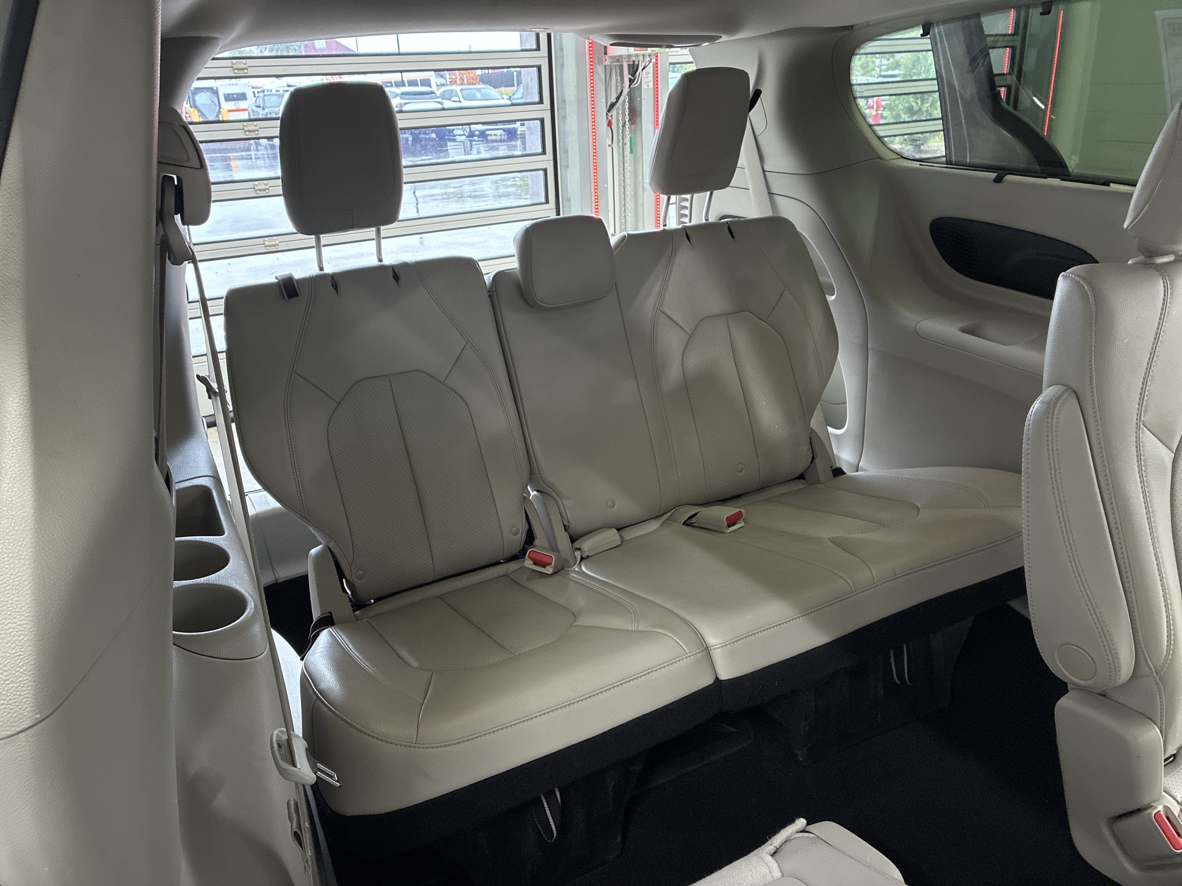 Used 2017 Chrysler Pacifica Touring-L Plus FWD image 11