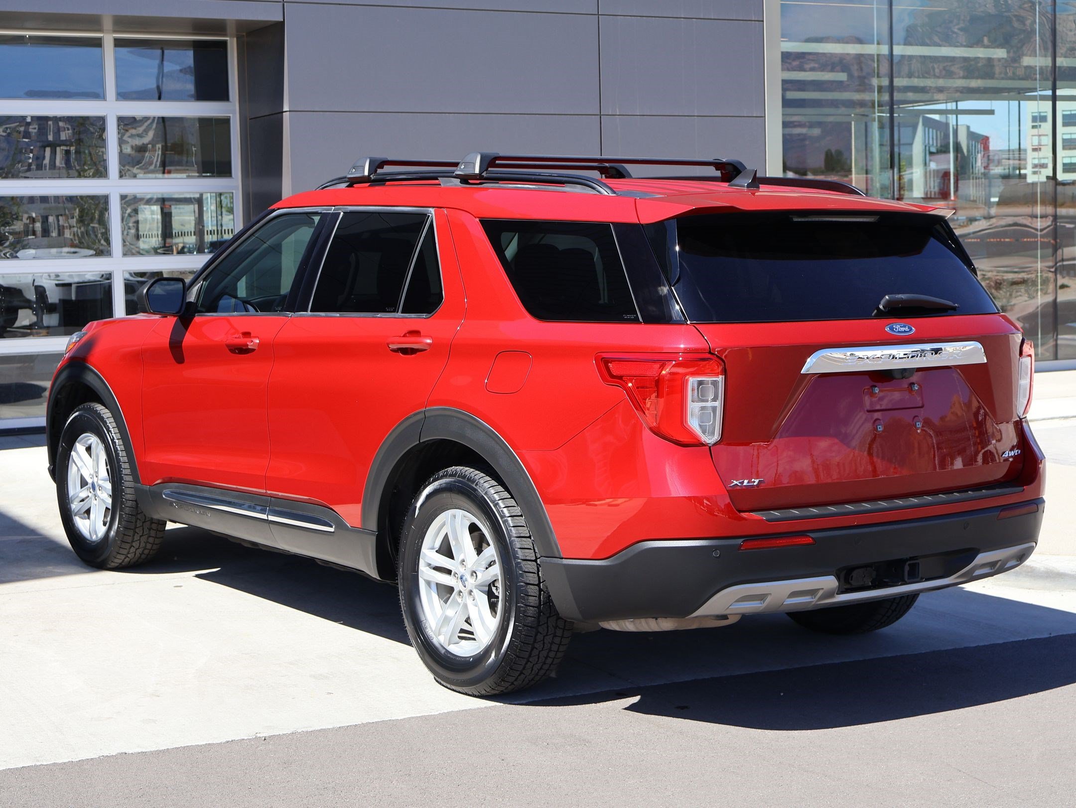 Used 2022 Ford Explorer XLT w/ Equipment Group 202A AWD/4WD image 8