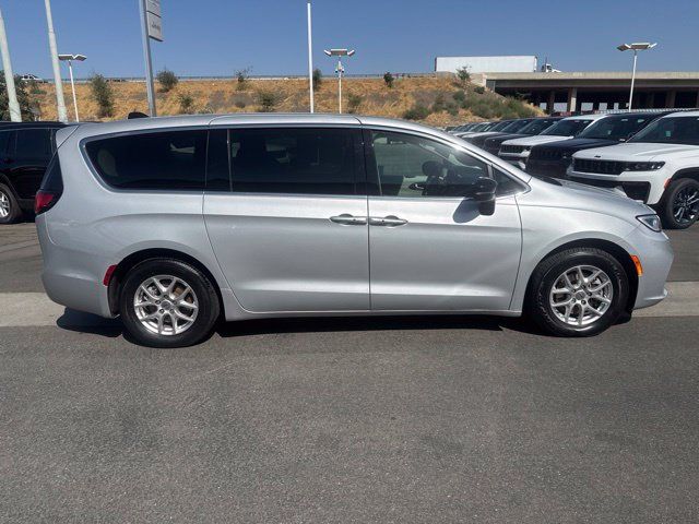 Used 2024 Chrysler Pacifica Touring-L FWD image 7