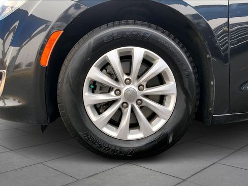 Used 2019 Chrysler Pacifica Touring-L image 10