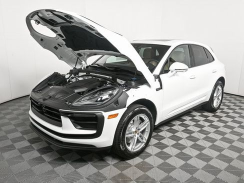 Certified 2025 Porsche Macan image 33