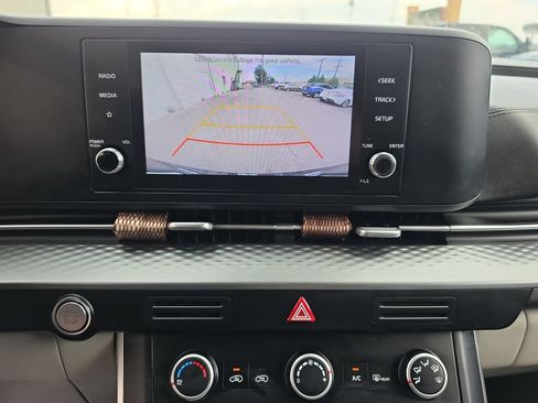 Used 2022 Kia Carnival LX FWD image 18