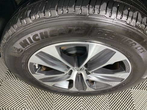 Used 2024 Toyota Highlander XLE image 8