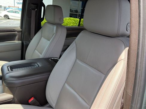 Used 2024 Chevrolet Suburban LT RWD image 32