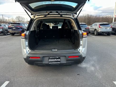Used 2024 Nissan Pathfinder SV image 11