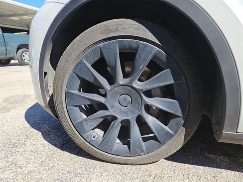 Used 2023 Tesla Model Y Long Range image 7