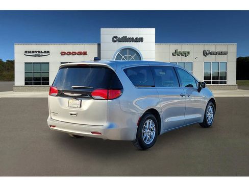 Used 2023 Chrysler Voyager LX image 5