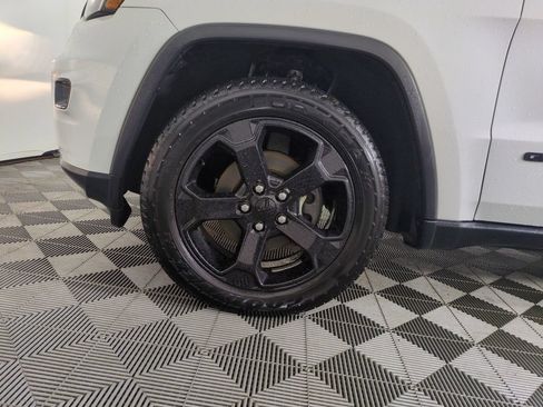 Used 2018 Jeep Grand Cherokee Laredo AWD/4WD image 26